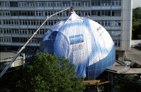 Philips Deutschland GmbH: Berlin: Philips verhüllt die "Blaue Kugel" / Größtes Fußball-Monument zur Europameisterschaft