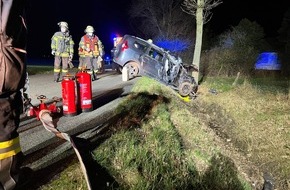 Freiwillige Feuerwehr Werne: FW-WRN: TH_1 - LZ1 - VU - PKW gegen Baum - 2 Verletzte Personen kurz vor Husemannsweg - KEINER EINGEKLEMMT