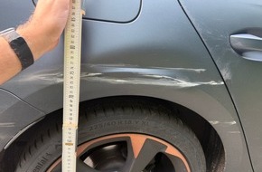Polizeiinspektion Hameln-Pyrmont/Holzminden: POL-HM: Unfall im Begegnungsverkehr: Pkw streift Schutzplanke - Polizei sucht Zeugen nach Unfallflucht