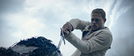 ProSieben: Wunder geschehen in der ProSieben Premiere "King Arthur" am Zweiten Weihnachtstag