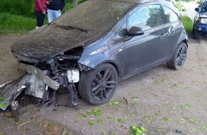 Polizei Minden-Lübbecke: POL-MI: Von der Straße abgekommen: Auto überschlägt sich