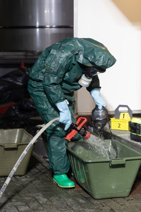 FW-SE: Gefahrgutaustritt auf Betriebsgelände
