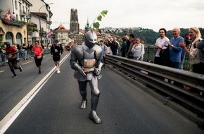 by the way studio: In 34 Kilo R&uuml;stung von Murten nach Freiburg - ein Ritter l&auml;uft Geschichte