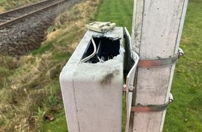 Polizeiinspektion Rotenburg: POL-ROW: ++ Elektrik am Bahnübergang durch Feuerwerk beschädigt ++ Mit Haftbefehl und ohne Führerschein auf der A1 unterwegs ++ Unbekannte brechen Firmentransporter auf und entwenden Werkzeuge ++