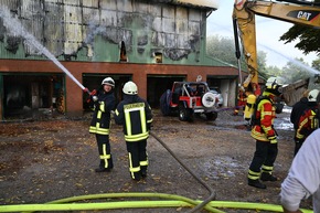 FW-RD: Großeinsatz bei Scheunenbrand - Reetdachhaus gerettet