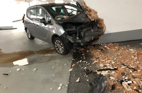 Polizei Bielefeld: POL-BI: Parkhauswand nach Unfall stark beschädigt