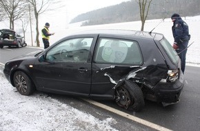Kreispolizeibehörde Höxter: POL-HX: Anhaltendes Auto übersehen - Fahrer leicht verletzt