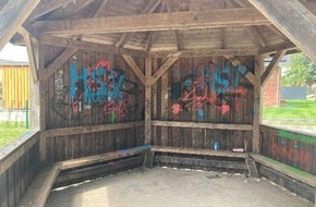 Polizeiinspektion Rotenburg: POL-ROW: ++Handy unterschlagen++++Farbschmierereien auf Botheler Spielplatz(FOTO)++Verkehrsunfall mit Radfahrer++Wohnwagen stößt gegen Hauswand++