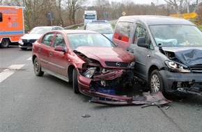 Polizei Minden-Lübbecke: POL-MI: Zwei Autofahrerinnen ziehen sich bei Unfall Verletzungen zu