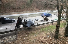 Polizeidirektion Koblenz: POL-PDKO: Aufgeladener Bagger bleibt an Brücke hängen und verursacht Unfall mit erheblichem Sachschaden und mehrstündiger Straßensperrung