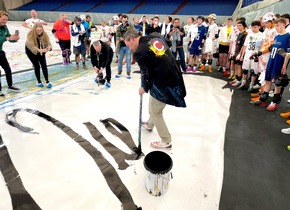 Kunst, Fußball und Weltrekord: Künstler Christian Nienhaus erzielt mit Action-Painting Bestleistung in VELTINS-Arena