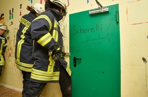 Freiwillige Feuerwehr Menden: FW Menden: Praxis-Seminar: Gewaltsames Öffnen von Türen