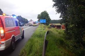 Feuerwehr Mönchengladbach: FW-MG: LKW durchbricht Leitplanke auf BAB A 52