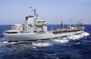 Presse- und Informationszentrum Marine: Betriebsstofftransporter "Rhön" kehrt von EU-Operation "Atalanta" zurück