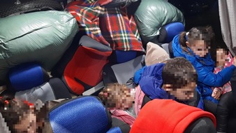 Bundespolizeidirektion München: Bundespolizeidirektion München: Kinder und Gepäck ins Auto gepfercht/ Bundespolizei greift 15 Migranten in einem Transporter auf