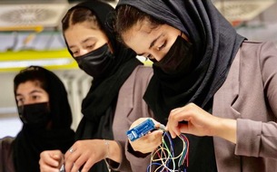 Botschaft des Staates Katar in Berlin: Weibliches Robotikteam aus Afghanistan, "Afghan Dreamers", findet neues Zuhause in Katar und erhält Stipendien der Qatar Foundation