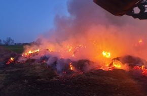 Kreisfeuerwehrverband Rendsburg-Eckernförde: FW-RD: Feuer zerstört Strohvorrat - 120 Ballen durch Flammen zerstört