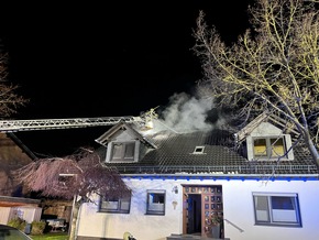 FW Borgentreich: Dachstuhlbrand in Großeneder. Vater rettet seine beiden Kinder aus dem Obergeschoss. 4 Personen werden in Krankenhäuser verbracht.