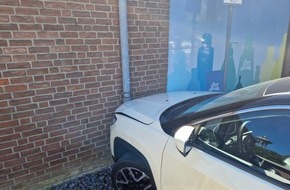 Feuerwehr Meerbusch: FW Meerbusch: PKW in Hauswand