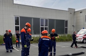 Kreisfeuerwehrverband Ennepe-Ruhr e.V.: FW-EN: Jugendflamme erfolgreich abgenommen: 140 Nachwuchskr&auml;fte zeigen ihr K&ouml;nnen in Hattingen