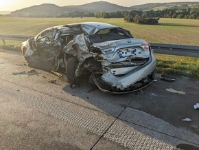 API-TH: Schwerer Lkw Unfall bei Eisenach auf der A 4 - Hängerzug durchbricht Leitplanke und landet auf Feld!