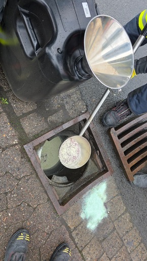 Freiwillige Feuerwehr Celle: FW Celle: Unbekannte Fl&uuml;ssigkeit ausgetreten