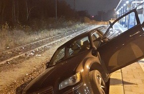 Bundespolizeidirektion Sankt Augustin: BPOL NRW: 88-Jähriger fährt mit Auto ins Gleisbett - Bundespolizei nimmt Schäden auf