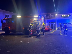 Feuerwehr MTK: Imbissstand steht lichterloh in Flammen