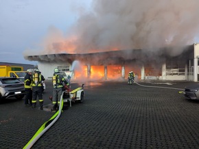 FW-AR: Brand in Arnsberger Gewerbehalle