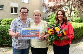 Deutsche Postcode Lotterie: Katarina Witt überrascht Berliner Glückspilze mit Millionen-Gewinn