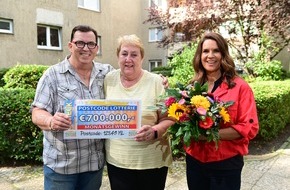 Deutsche Postcode Lotterie: Katarina Witt überrascht Berliner Glückspilze mit Millionen-Gewinn