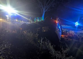 POL-STD: Außenbordmotor in Stade entwendet, Bei Parkmanöver Auto in Stade beschädigt - Polizei sucht Zeugen, VW-Bus auf der Autobahn ausgebrannt, 76-jähriger Autofahrer bei Unfall schwer verletzt