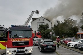 Feuerwehr Haan: FW-HAAN: Brand im Dachgeschoss eines Mehrfamilienhauses