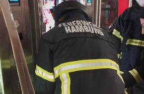 Bundespolizeiinspektion Hamburg: BPOL-HH: Offensichtlicher "Heißhunger auf Süßes" wird 33-Jährigen am Snackautomaten an Hamburger S-Bahnstation zum Verhängnis... -Feuerwehr muss Arm des "Langfingers" mit technischem Gerät aufwendig befreien-