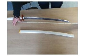 Bundespolizeiinspektion Flensburg: BPOL-FL: NMS - Junge läuft mit japanischem Langschwert in den Bahnhof; zum Spaß