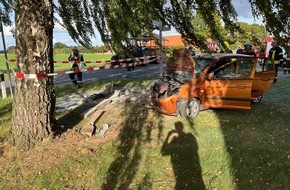 Polizei Minden-Lübbecke: POL-MI: Schwerer Verkehrsunfall in Petershagen OT Frille, PKW kollidiert mit Traktor - zwei Personen schwer verletzt