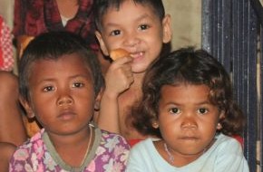 Swiss Life Deutschland: Hilfseinsatz für notleidende Kinder in Kambodscha / Projekt "Basic needs": Stiftung Zuversicht für Kinder spendet 3.000 Euro für die Grundversorgung von Kindern kambodschanischer Häftlinge