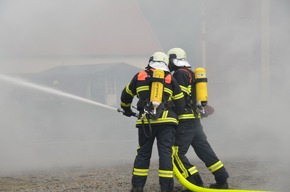 POL-STD: Reetdachhaus im Alten Land nach Gewitter abgebrannt - keine Personen verletzt - Sachschaden mind. 500.000 Euro