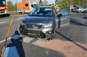 Polizei Mettmann: POL-ME: Zusammenstoß im Einmündungsbereich fordert drei Verletzte - Ratingen - 2304055