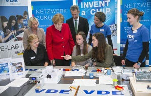 VDE Verb. der Elektrotechnik Elektronik Informationstechnik: Mit Lötkolben und schlauem Schulranzen bei der Bundeskanzlerin / VDE-Nachwuchsinitiativen beim Girls'Day im Bundeskanzleramt