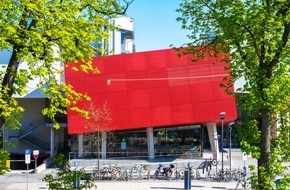 Hochschule München: Überall rote Würfel in der Stadt…