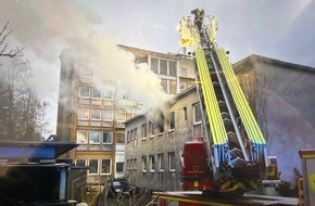 Feuerwehr Dortmund: FW-DO: T&ouml;dlicher Wohnungsbrand in einem Mehrfamilienhaus am S&uuml;dwestfriedhof