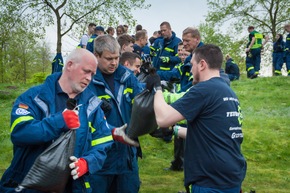 FW Gronau: Gemeinsam Sandsäcke packen / Ausbildung Hochwasserschutz von THW und Feuerwehr Gronau