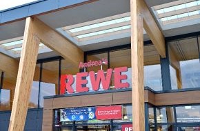 REWE Markt GmbH: REWE eröffnet bundesweit 10. Green Building-Markt in Köln / 30 weitere nachhaltige Supermärkte in Planung