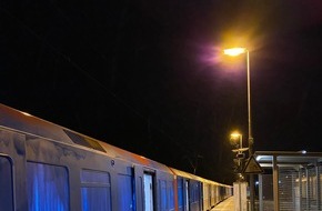 Polizeiinspektion Stade: POL-STD: Gruppe von mindestens 20 Personen besprüht S-Bahn im Dollerner Bahnhof großflächig in blau, weiß und schwarz