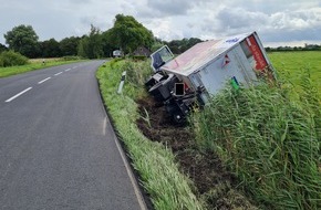 Polizeiinspektion Wilhelmshaven/Friesland: POL-WHV: Verkehrsunfall mit umgestürzten Lkw im Wangerland (mit Bild)