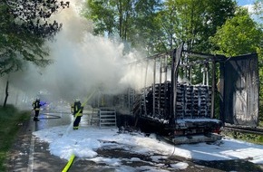Freiwillige Feuerwehr Olsberg: FF Olsberg: LKW Brand auf B480 bei Olsberg - Assinghausen - Bundesstraße gesperrt