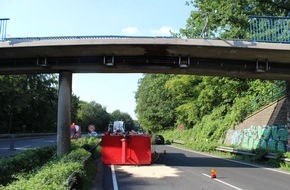 Feuerwehr Dortmund: FW-DO: Verkehrsunfall auf der B 54 - LKW-Auflieger stößt vor Fußgängerbrücke