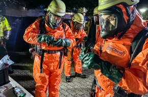Freiwillige Feuerwehr Menden: FW Menden: Unbekannter Stoff sorgt für nächtlichen Großeinsatz