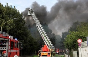 Feuerwehr Essen: FW-E: Feuer in Turnhalle der ehemaligen Schule "Schetters Busch", starke Rauchentwicklung
